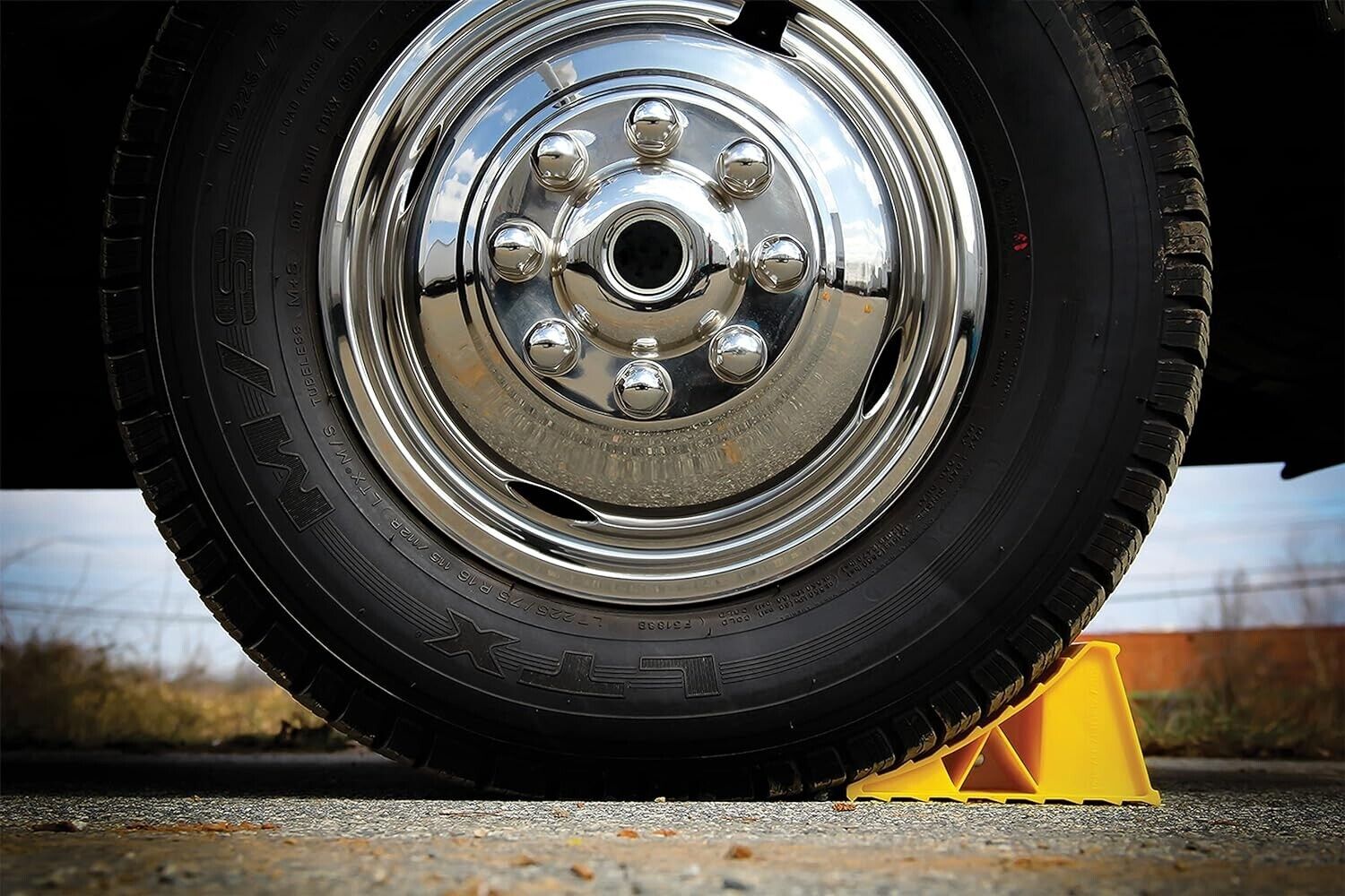 Camco 44432 Wheel Chock Without Rope - Image 2